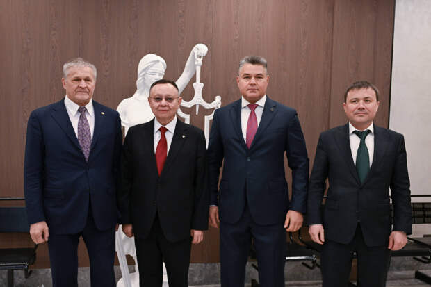 Файзуллин и Песошин осмотрели новое здание Кировского районного суда Казани