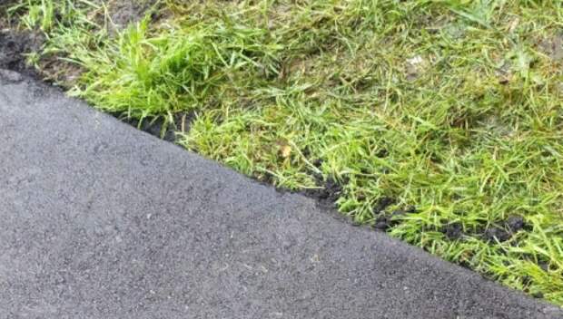 Трещины и ямы в асфальте залатали во дворе дома на Мячковском