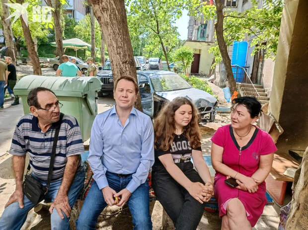 А на следующий день народный артист России выехал в Мариуполь, где был потрясен масштабами трагедии и рассказами жителей города, которые выстраивались в очереди для фото со звездой.