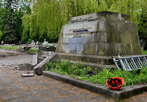 Уничтоженный воинский мемориал «Холм Славы» во Львове