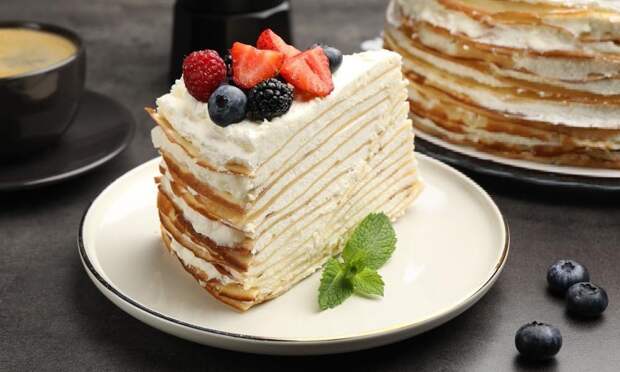 Быстро, просто и эффектно: блинный торт с кремом «Шантильи» и свежими ягодами