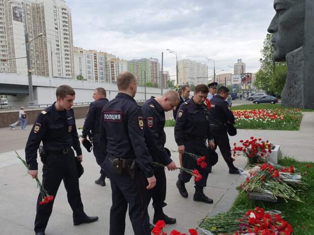 Сотрудники полиции Отдела МВД России по району Хорошево-Мневники г. Москвы почтили память Героя Советского Союза Дмитрия Михайловича Карбышева