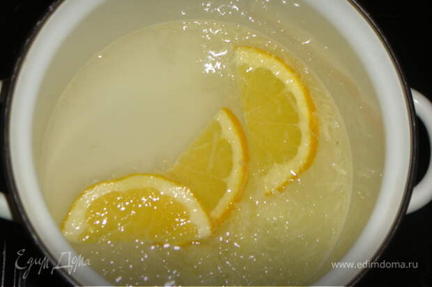 Воду довести до кипения. Выложить в кастрюлю имбирь, добавить сок лимона, дольки апельсины и выключить газ. Кастрюлю накрыть крышкой и оставить настаиваться 30 минут.