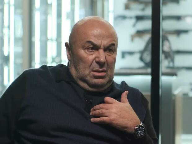 Бизнесмен Михаил Хубутия напал на мать своего ребенка: видео из комнаты