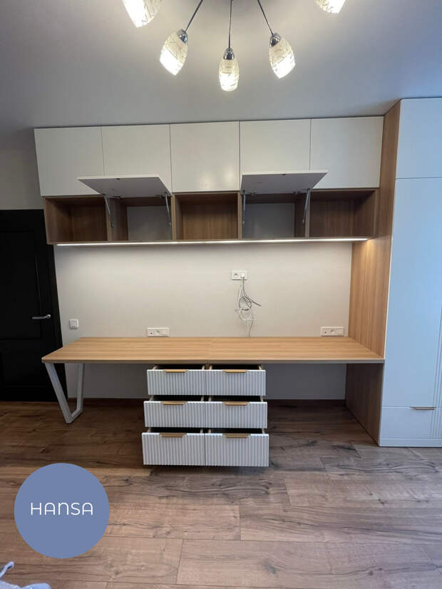 Сделанный под заказ стол для письма от Hansa Mebel
