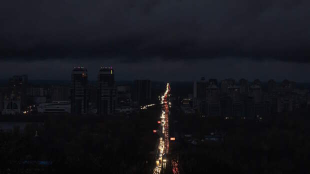 Более 1 млн потребителей в Киеве остаются без электричества, заявил Зеленский