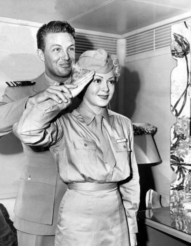 Лейтенант военно-морского флота Роберт Стак учит Лану Тернер как правильно отдавать честь. Октябрь 1944 года история, ретро, фото