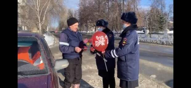 В Невьянске сотрудники ДПС поздравили мужчин с предстоящим праздником