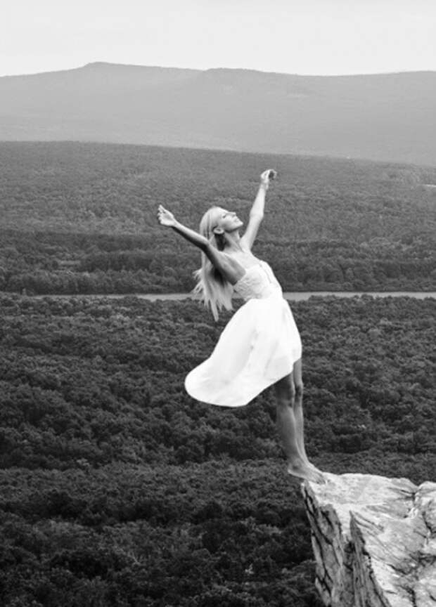 Человек над обрывом. Девушка на обрыве. Низринуться в пропасть. Человек над пропастью. Падает в пропасть.