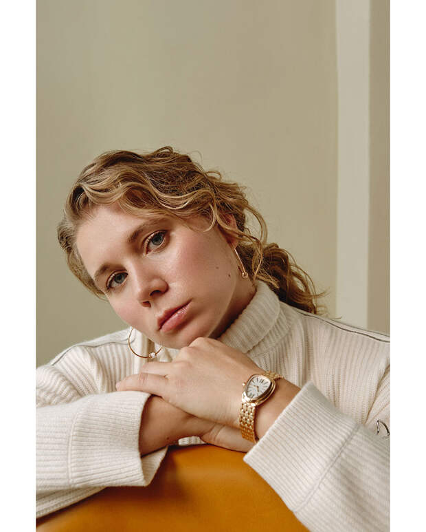 СВИТЕР, Brunello Cucinelli; СЕРЬГИ B.ZERO1, Bvlgari  (РОЗОВОЕ ЗОЛОТО, КЕРАМИКА); ЧАСЫ SERPENTI SEDUTTORI, Bvlgari (РОЗОВОЕ  ЗОЛОТО). 