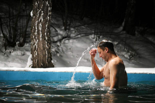 Религиовед Вевюрко: священники отказываются от крещенских купаний из-за этикета