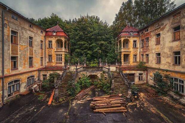 14 атмосферных фото заброшенных мест: от Крымской АЭС до Припяти
