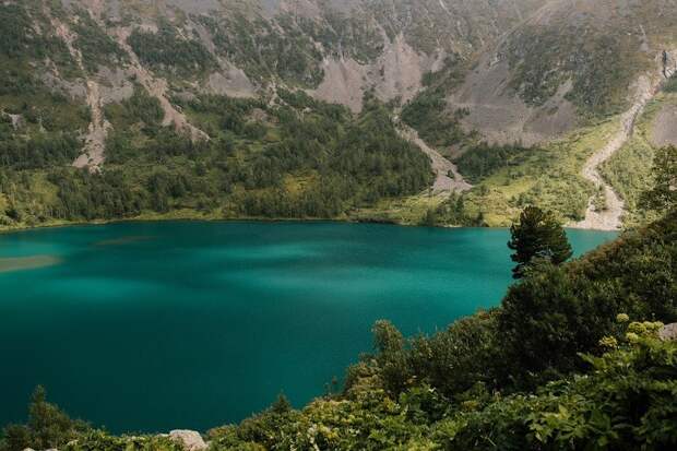 В Крыму исчезает потрясающей красоты ледниковое Изумрудное озеро