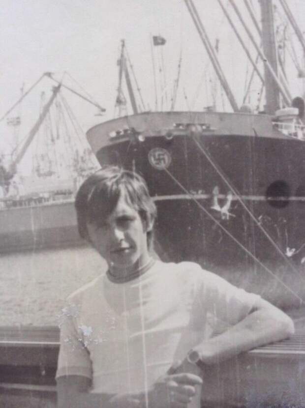 А это фото сделано в 1977 году в Одесском порту. За спиной молодого человека прекрасно виден нос индийского корабля со свастикой