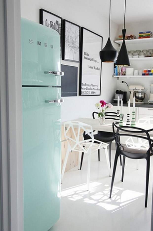 ретро холодильник мятного цвета на кухне