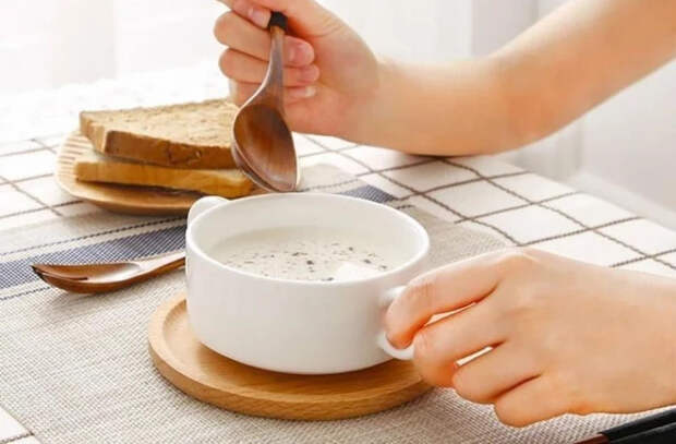 При готовке пробуйте пищу только деревянной ложкой