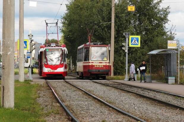 В Петербурге трамвайщики назло руководству стали ездить по правилам. И парализовали движение