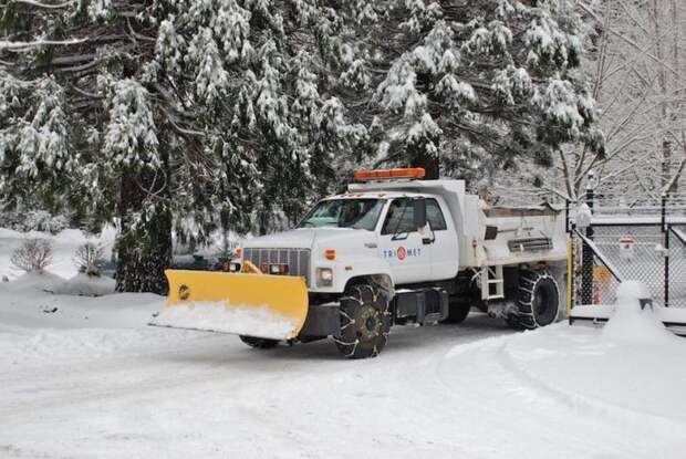 Snowplow-equipped_truck_fitted_with_two_types_of_tire_chains_TriMet_2008-850x569