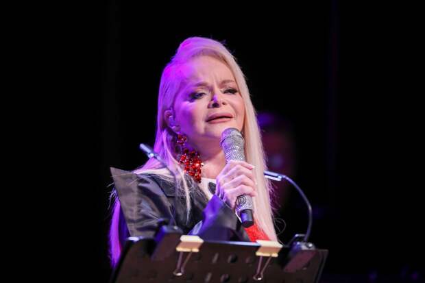 Названа вероятная сумма заработка Долиной с одного концерта