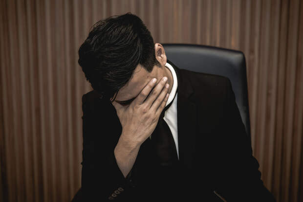 Мужчина отказался петь на корпоративе и лишился работы