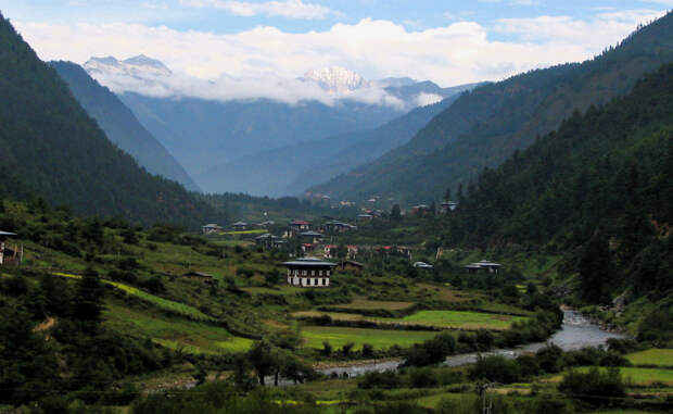 Бутан Это королевство признается одним из самых счастливых во всем мире. Однако, еще в конце 90-х местные жителей устроили для непальцев (20% коренного населения), настоящий геноцид. Отголоски этого слышны и до сих пор.