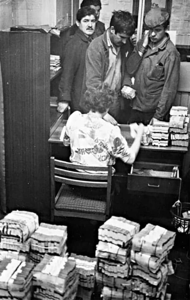 Получение зарплаты на заводе «КАМАЗ», 1993 год