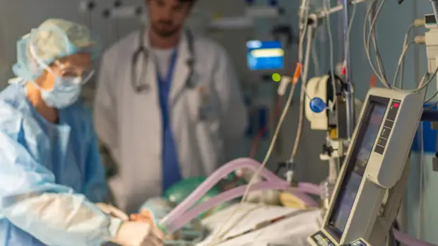 Мурашко заявил, что около 3,5 тысячи пациентов в России с COVID-19 находятся на ИВЛ