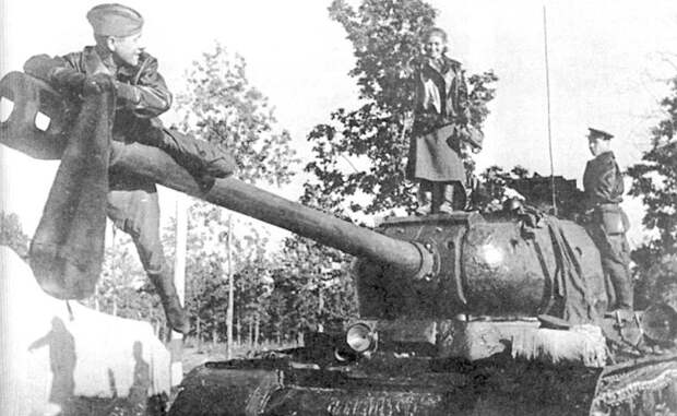 ivan-fedorovich-aleksandra-leontevna-bojko-i-tank-kolyima-1 Иван Федорович, Александра Леонтьевна Бойко и танк "Колыма"