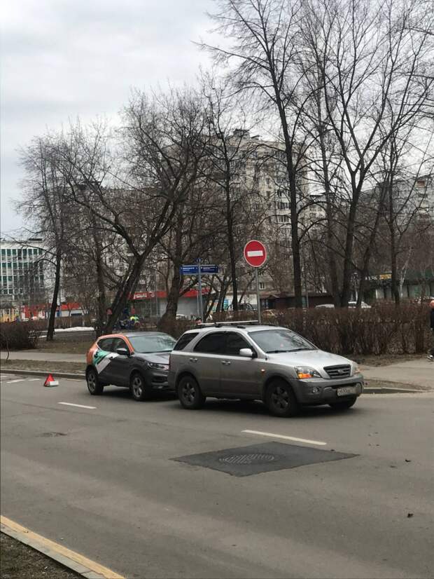 На Полковой столкнулись каршеринг и легковушка