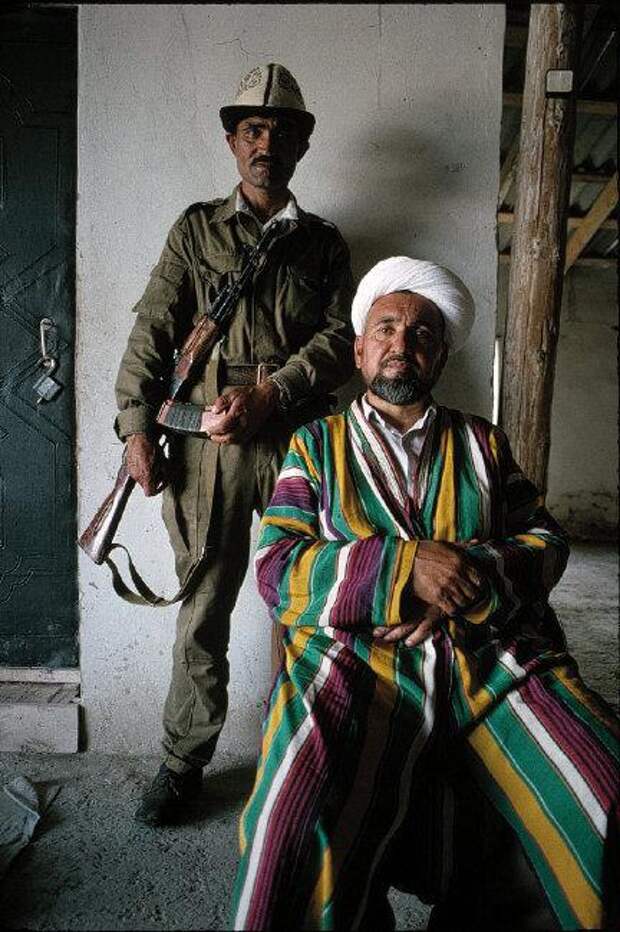 "Красный мулла" Хайдар Шарифов с телохранителем. Таджикистан, 1993