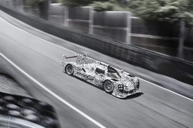 Камуфляж применяют не только для будущих серийных автомобилей. Летом 2013 года Porsche выкатила на трек замаскированный гоночный прототип LMP1 для участия в Чемпионате мира по гонкам на выносливость (WEC). испытания, прототип