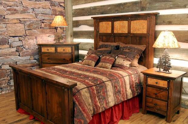 Спроектированная оригинальная спальня оформлена в деревенском стиле, что позволяет создать уютную и спокойную обстановку.
