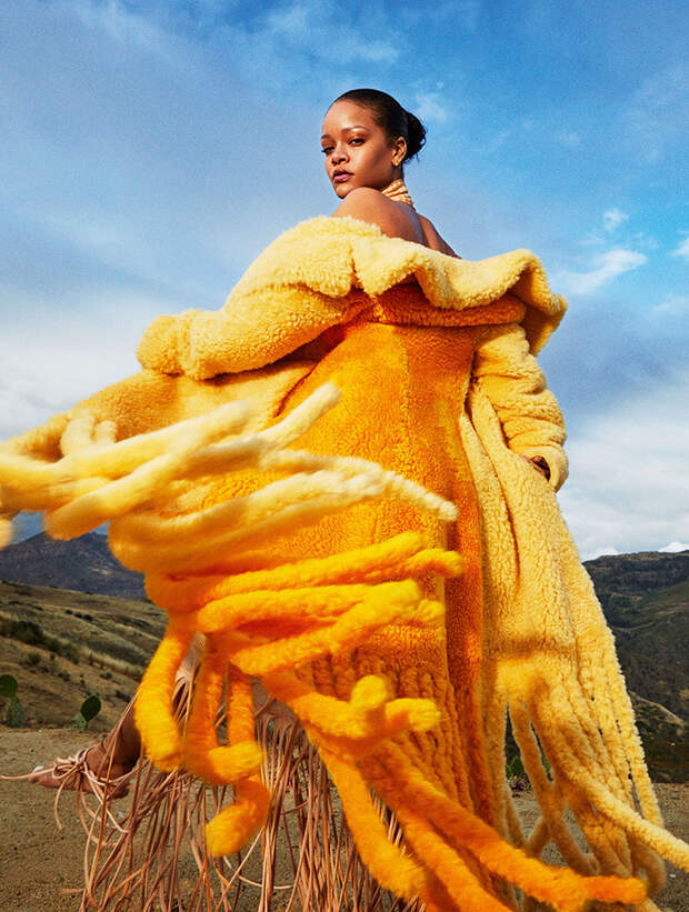 ПАЛЬТО И ПЛАТЬЕ, Bottega Veneta; СЕРЬГИ, Harry Kotlar. БРОНЗЕР FENTY BEAUTY CHEEKS OUT FREESTYLE CREAM, HUNNIE GLAZE