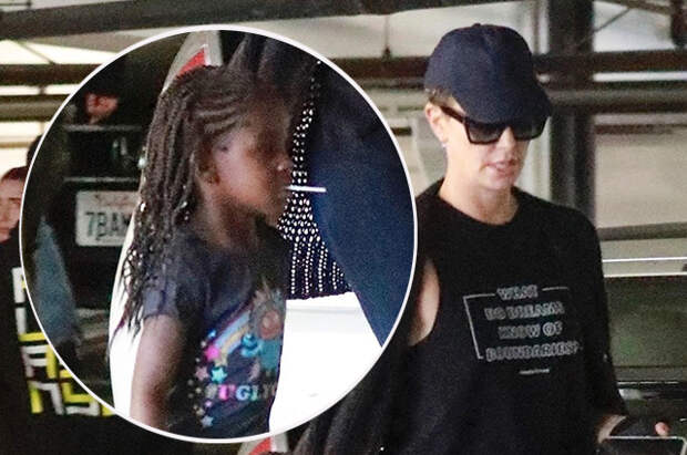 Шарлиз Терон в образе total black на прогулке с дочерью в Лос-Анджелесе