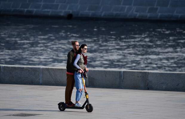 В России призвали поднять штраф для любителей кататься на самокате вдвоем