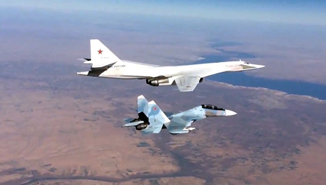 Истребитель Су-30СМ и бомбардировщик-ракетоносец Ту-160 ВКС РФ. Архивное фото Истребитель Су-30СМ и бомбардировщик-ракетоносец Ту-160 ВКС РФ. Архивное фото