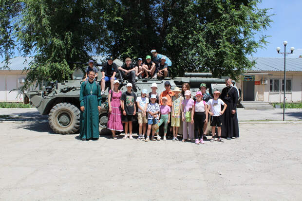 Экскурсию для подопечных детского лагеря при храме равноапостольного князя Владимира провели по российской военной базе в Киргизии