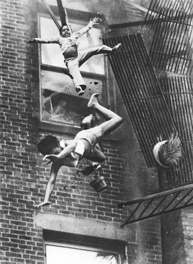 8. Дети падают с высоты 50 метров во время пожара в их доме в Бостоне. жуть, история, крипота, фото