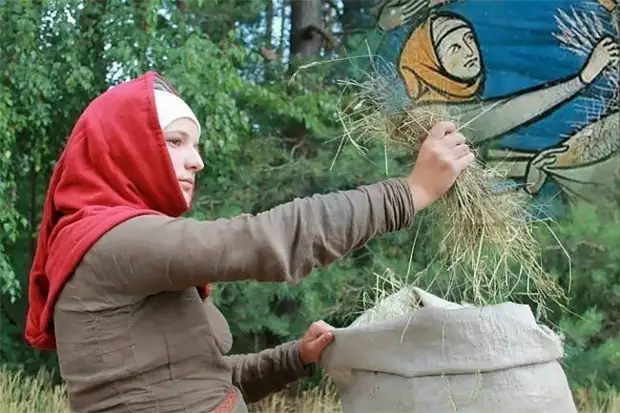 Весельчаки воссоздают странные сцены со средневековых рисунков