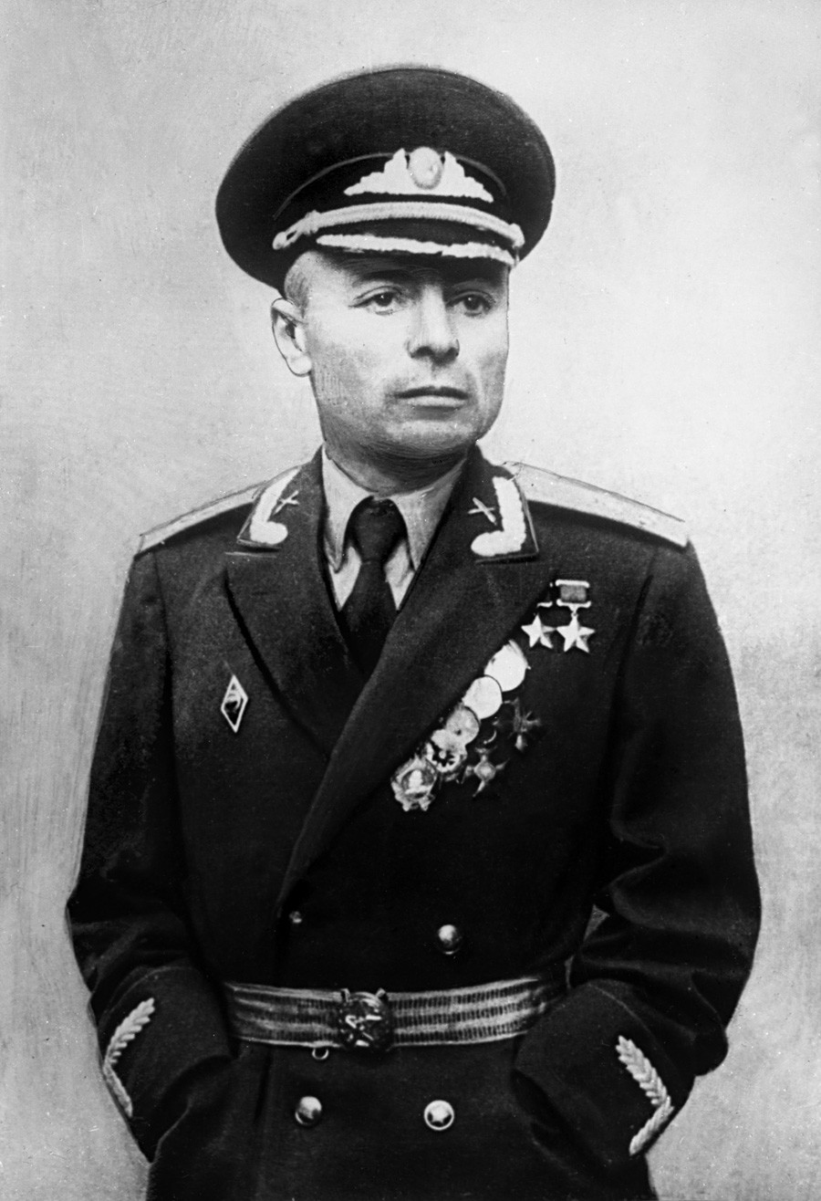 Этот советский командир воевал на передовой без рук