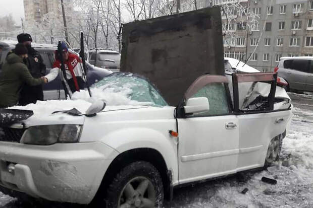 Владелец автомобиля чудом избежал смерти от упавшей бетонной плиты