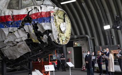 На фото: выездное заседание суда по делу MH17 на военно-воздушной базе Гилзе-Рейн в Нидерландах