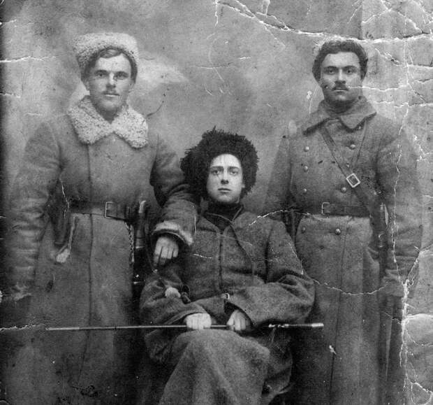 Атаман Зеленый (в центре) никак не мог определиться, с кем он, а погиб в бою с деникинцами