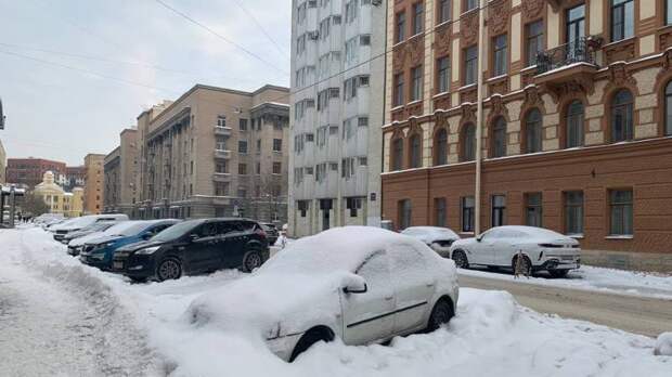 Метровые сосульки и сколькие тротуары: петербуржцы массово жалуются на очистку улиц города