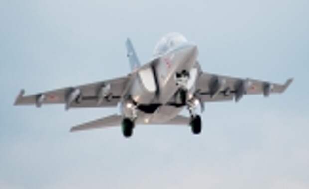 Модель-копия самолета Як-130