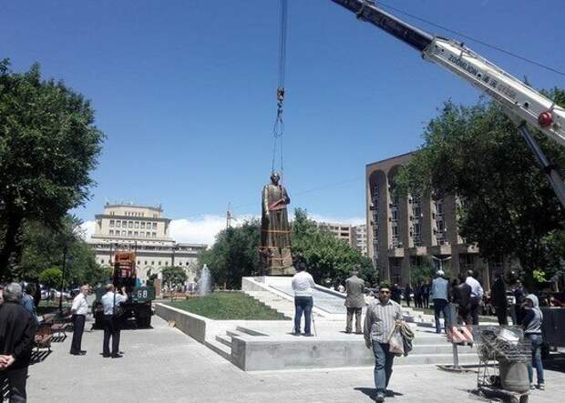 Памятник Нжде в Ереване