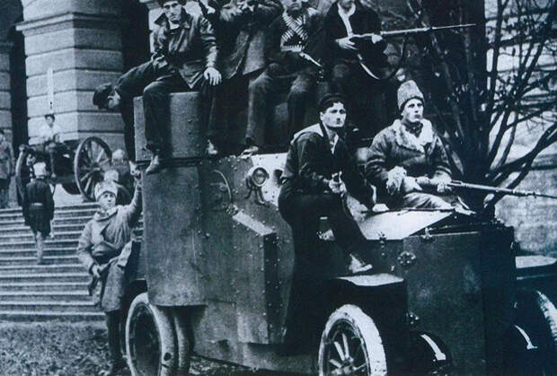 Броневик «Фиат» у Смольного, осень 1917 года