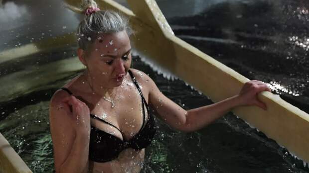 Россиян предупредили, кому противопоказаны крещенские купания