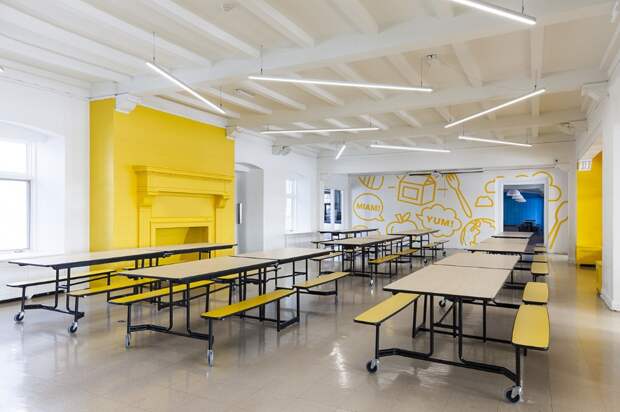 Необычный интерьер школы: бело-жёлтая столовая