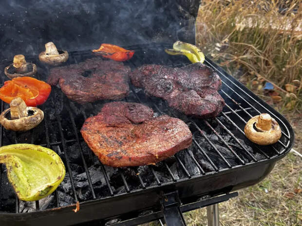 Шашлык из говядины перестанет быть резиновым: 3 приема, которые сделают мясо нежным и сочным